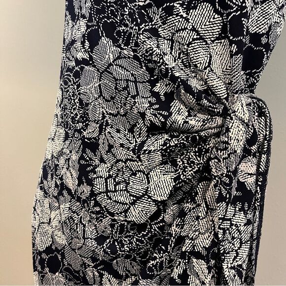 Floral sleeveless Dress with front tie - Picture 3 of 15